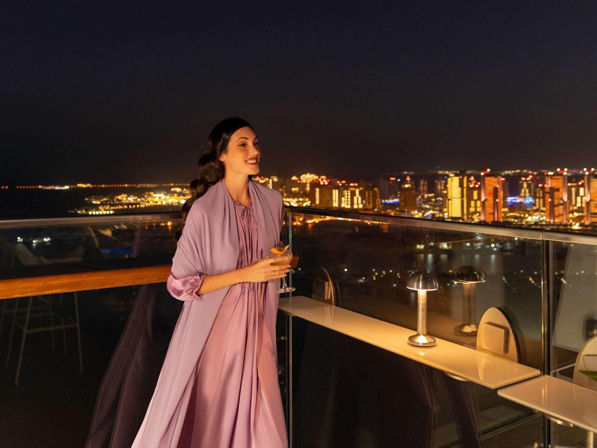 Готель Fairmont Doha Lusail Екстер'єр фото A woman wearing an abaya