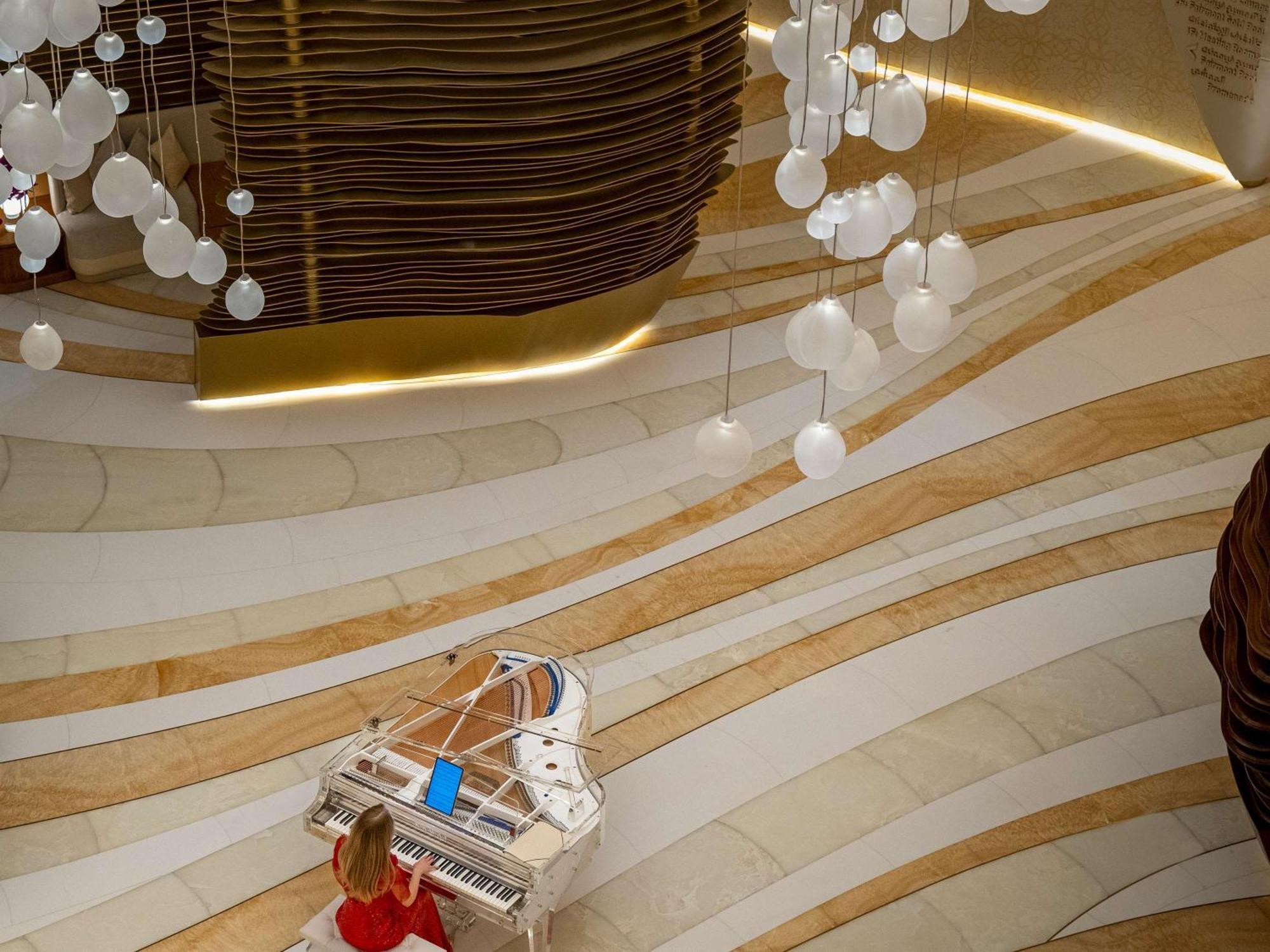 Готель Fairmont Doha Lusail Екстер'єр фото The piano in the lobby