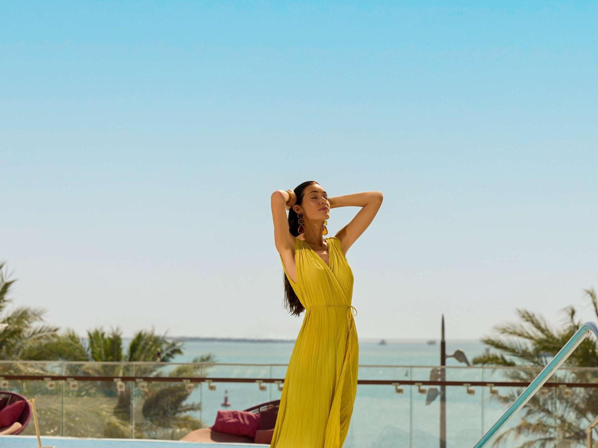 Готель Fairmont Doha Lusail Екстер'єр фото A woman in a yellow dress