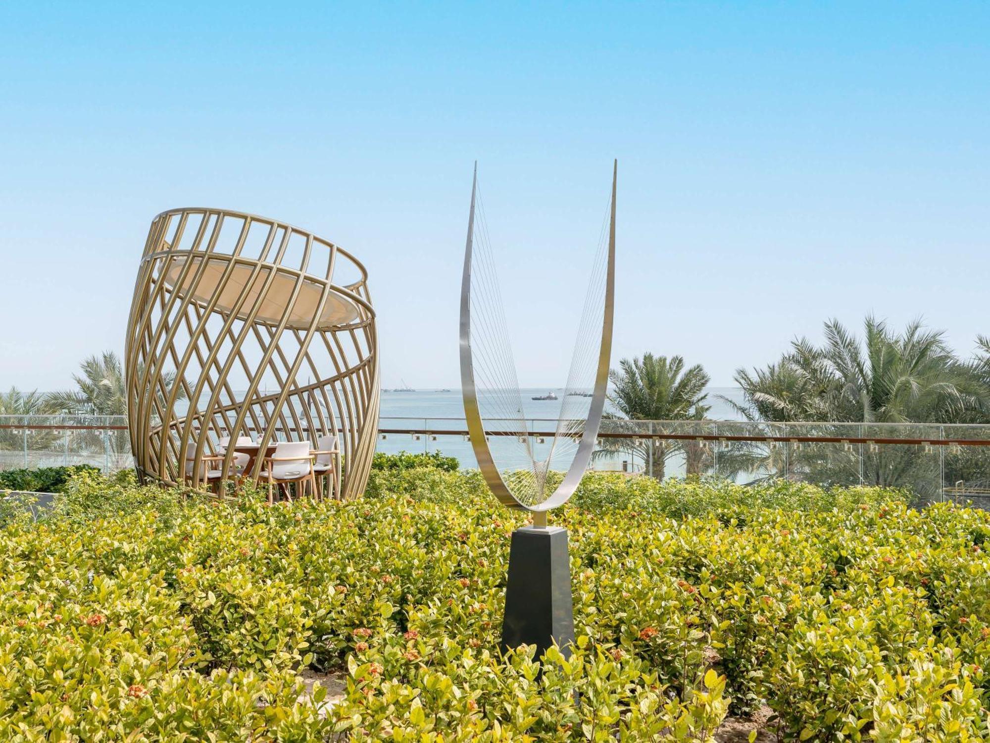 Готель Fairmont Doha Lusail Екстер'єр фото The sculpture "The Spirit of the Sea" by the artist Yaacov Agam
