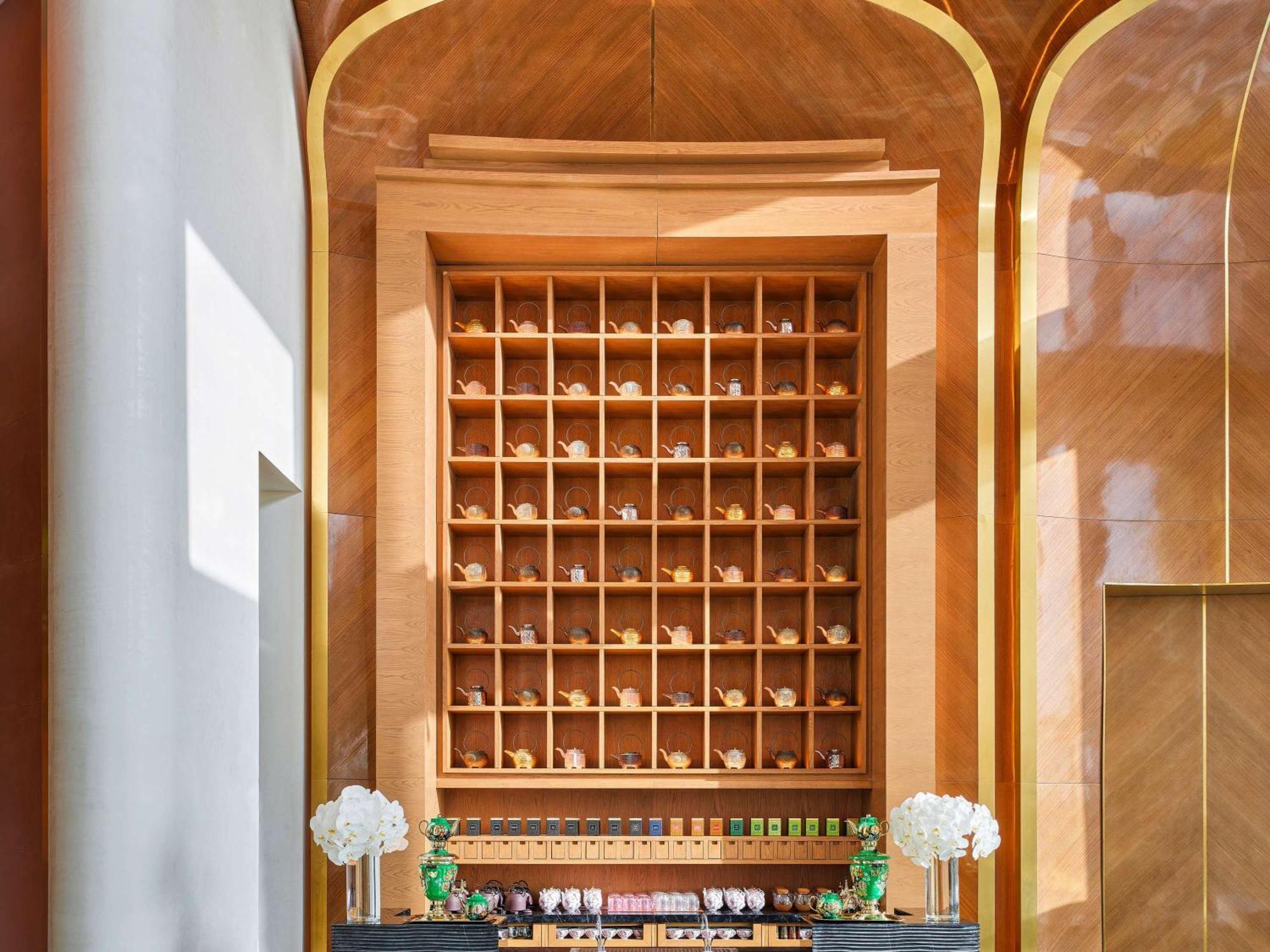 Готель Fairmont Doha Lusail Екстер'єр фото A bell desk at the Mandarin Oriental, Hong Kong