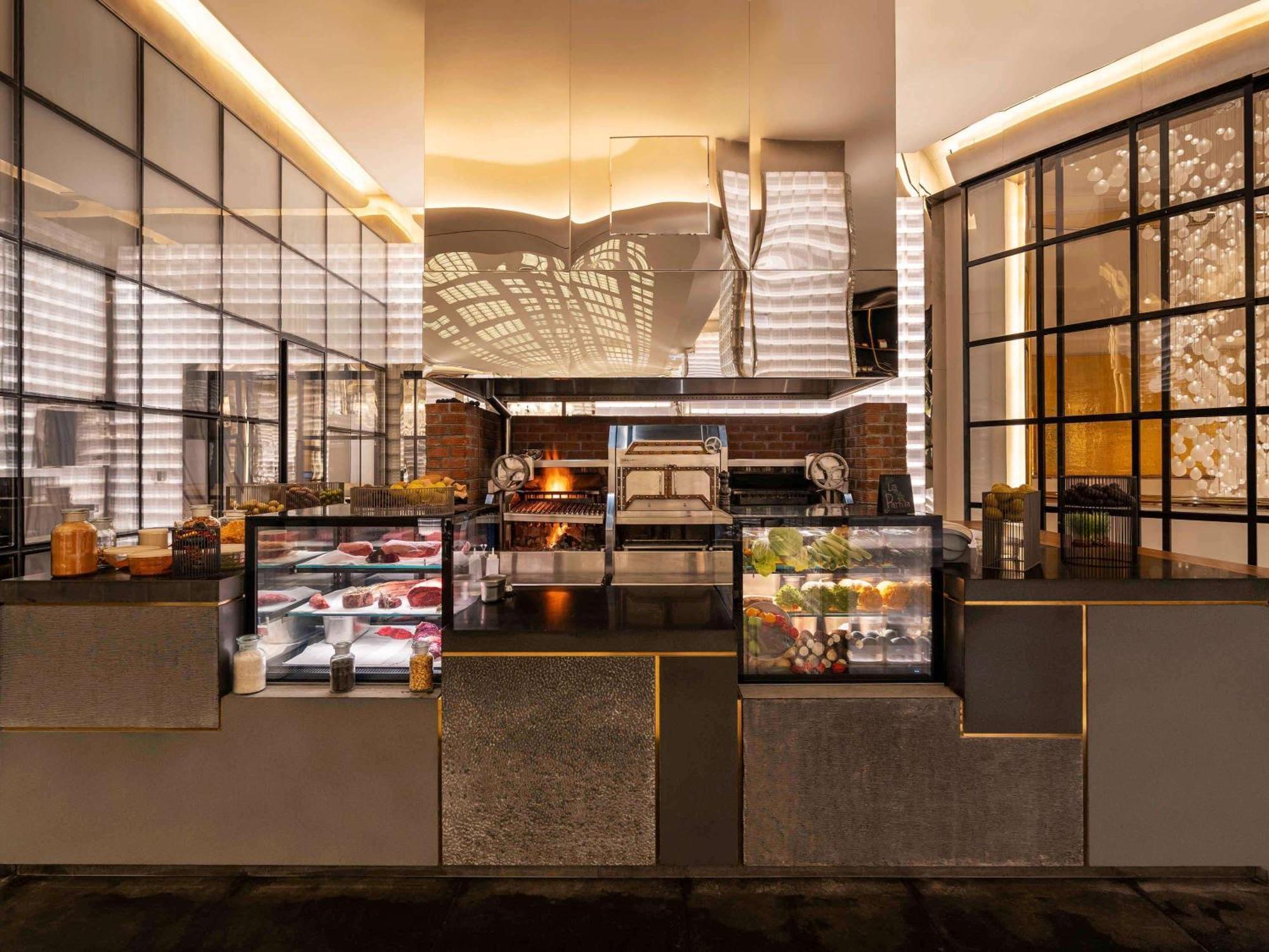 Готель Fairmont Doha Lusail Екстер'єр фото The kitchen at the restaurant