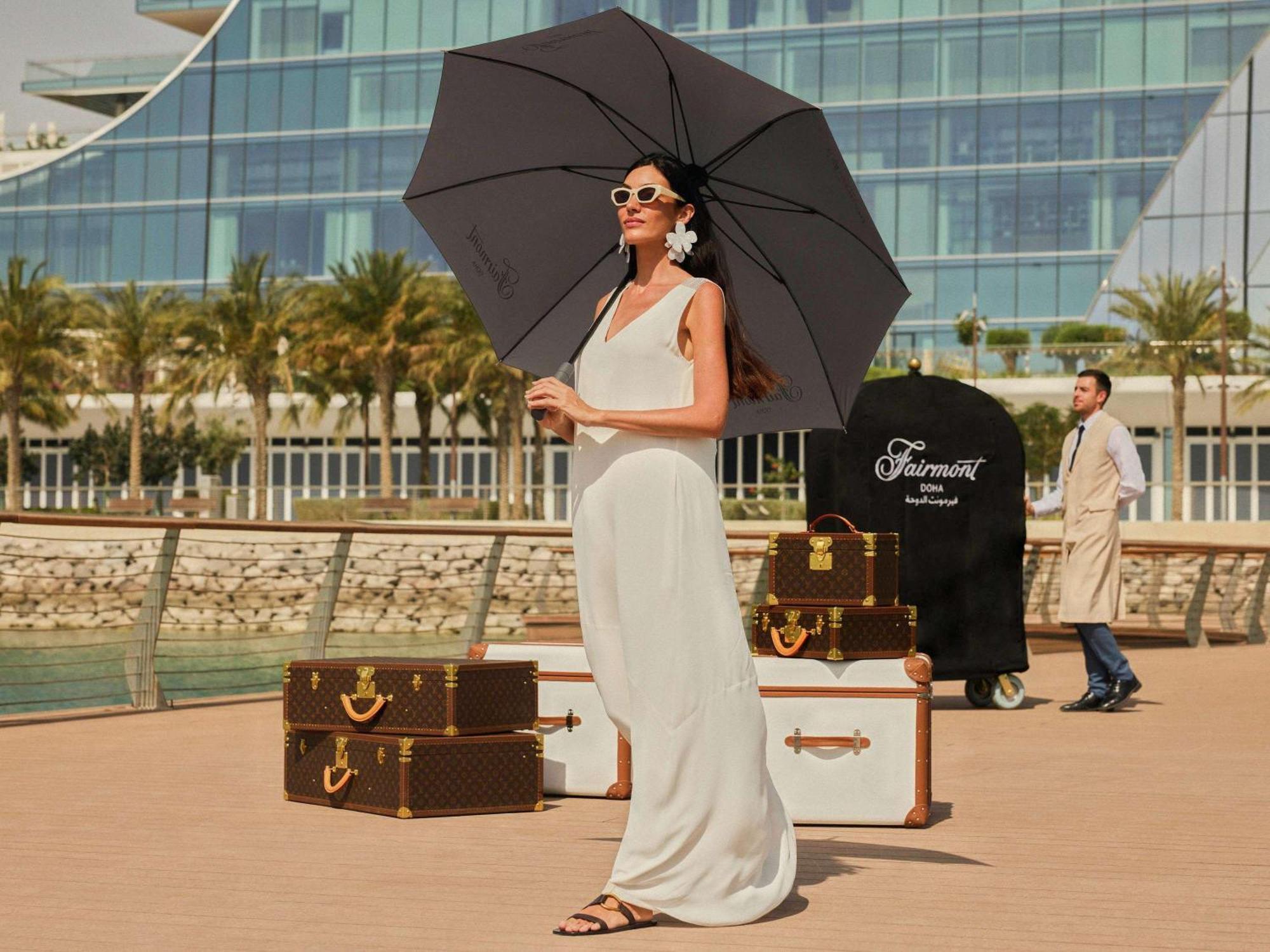 Готель Fairmont Doha Lusail Екстер'єр фото A woman with a large umbrella