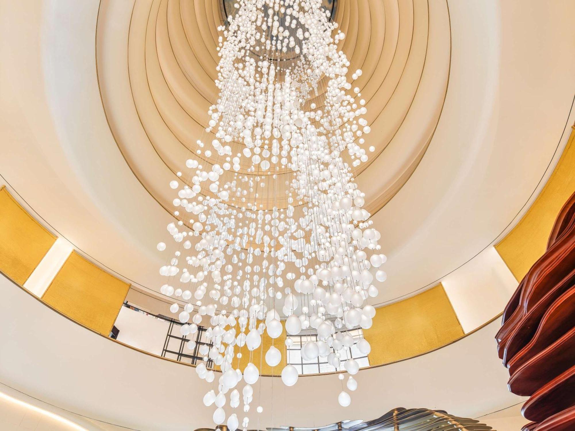 Готель Fairmont Doha Lusail Екстер'єр фото The chandelier at the lobby