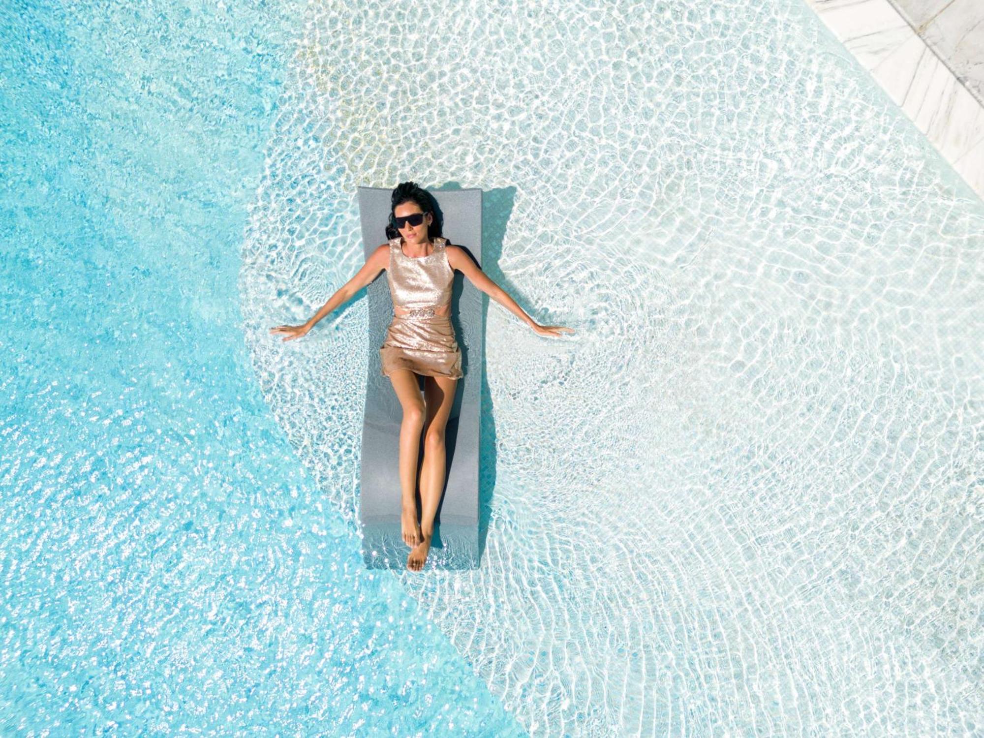 Готель Fairmont Doha Lusail Екстер'єр фото A woman sunbathing